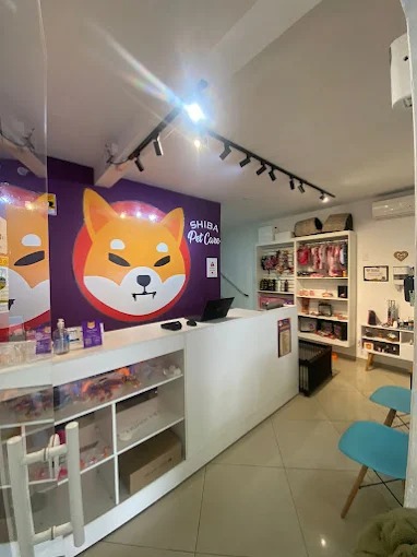 Recepção do Shiba Pet Care com parede roxa e mascote